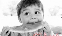 宝宝吃瓜会湿,湿漉漉的瞬间记录成长