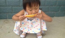 宝宝吃瓜的照片,宝宝甜蜜品尝瞬间