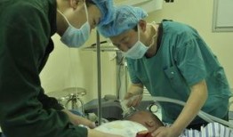 男孩输液吃瓜现场,温馨一幕引网友热议