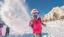 小宝滑雪吃瓜,趣味横生冬日乐