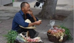 老人摘路边的瓜吃,传承民间生活智慧