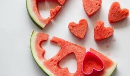 小伙吃瓜不吐籽成西瓜人,小伙吃瓜不吐籽，诠释独特生活态度