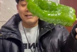 情侣网红拍吃瓜,情侣网红共享吃瓜乐趣