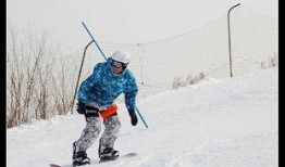 小宝滑雪吃瓜,趣味横生冬日乐