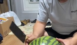 外国男子现场吃瓜,外国男子现场品尝中国瓜果的独特体验