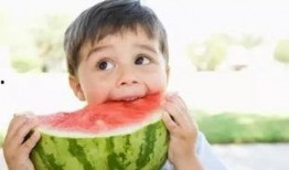 父亲带儿子吃瓜,温馨瞬间记录父子共享美食时光