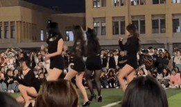 学校操场女生跳舞吃瓜,瓜香弥漫校园——女生跳舞欢乐时光”