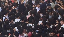 吃瓜排队中,热门事件背后的围观现象