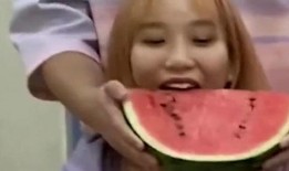 情侣网红拍吃瓜,情侣网红共享吃瓜乐趣