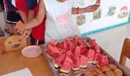 吃瓜排队中,热门事件背后的围观现象