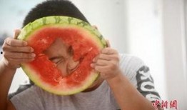 外国朋友吃瓜,揭秘中外文化差异中的趣味瞬间