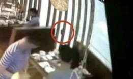 欠钱偷拍吃瓜视频,吃瓜群众围观吃瓜视频背后的真相