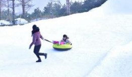 小宝滑雪吃瓜,趣味横生冬日乐