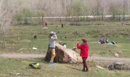 公园爬山吃瓜图片高清,爬山吃瓜乐享悠闲时光