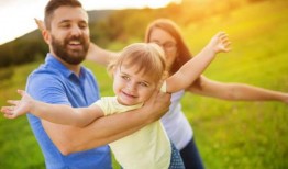 父亲带儿子吃瓜,温馨瞬间记录父子共享美食时光